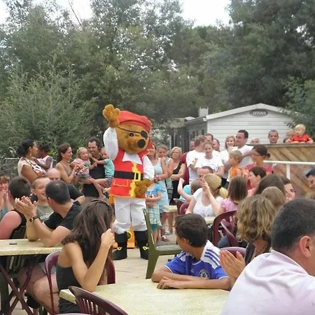 Zecamping 4 Etoiles Familial Avec Piscine Couverte Laroque-des-Albères