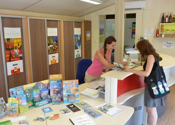 Kemp Zecamping 4 Etoiles Familial Avec Piscine Couverte Laroque-des-Albères